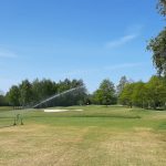 Vanwege de droogte moet er ook op een golfbaan gesproeid worden