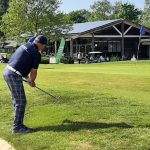 Willem Lelijveld moet vervolgens nog chippen op hole 18