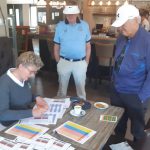 golf Mannen met koude handen geven netjes hun huidige handicap door