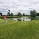 golf Petra probeert een score binnen te putten