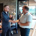 Teamcaptain Jan Koppers- (KMar) draagt de cup over aan teamcaptain Dennis (Politie)